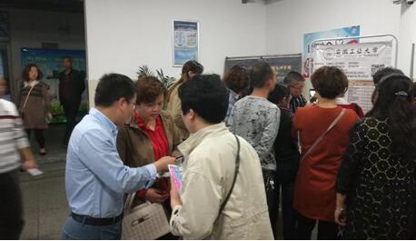 tyc8722太阳集团招生宣传工作组对安庆二中高三年级学生家长开展现场咨询